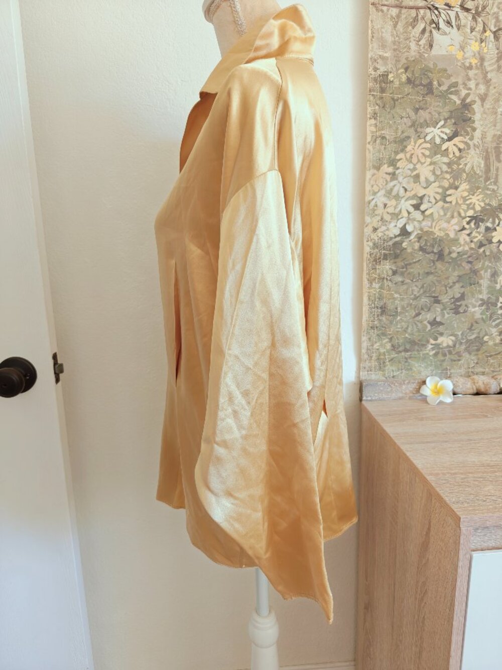 St. John Vintage 100% Silk Gold Oversized Blouse Jacket Metal Buttons Size 8 - Picture 5 of 13